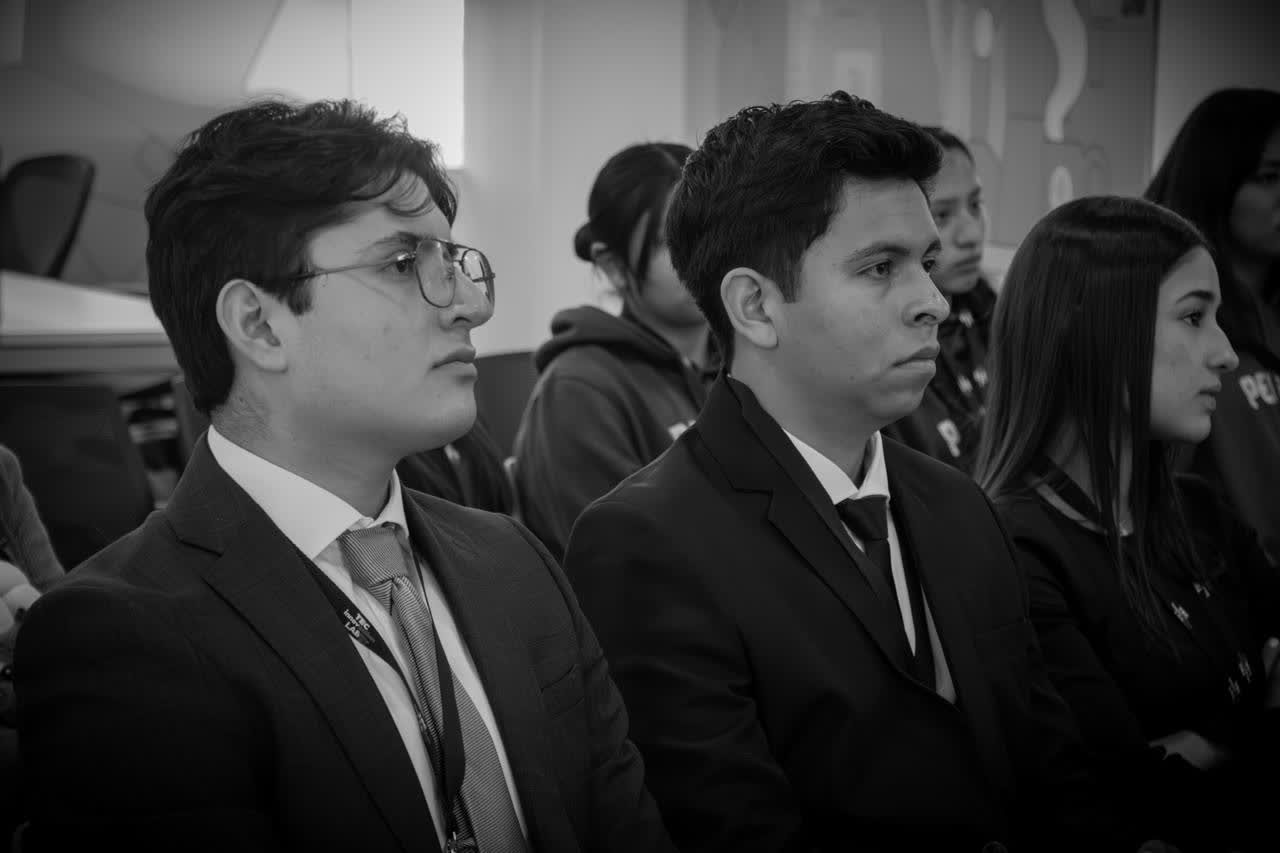 Estudiantes presentando frente al grupo en el taller de Comunicación Estratégica