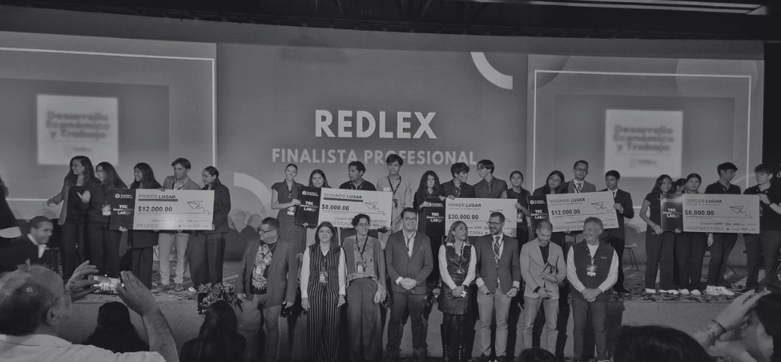 Equipo ganador celebrando en el escenario