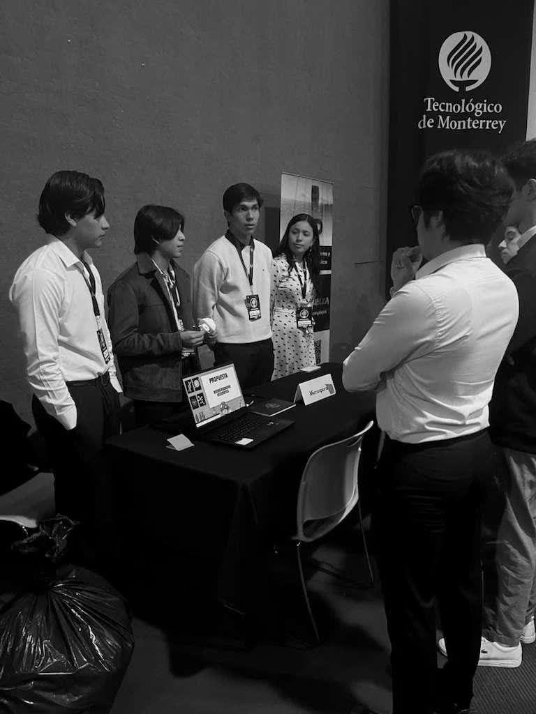 Stands de proyectos estudiantiles en el Rincón de Agentes de Cambio