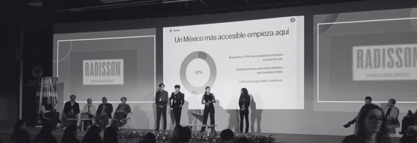 Panorámica del Shark Tank con todos los equipos y jueces
